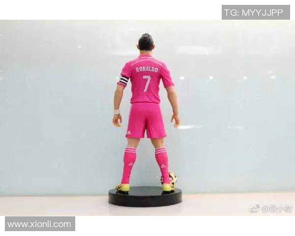 足球明星C罗人偶引发热潮球迷争相收藏的完美纪念品