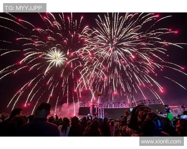 足球明星家庭庆祝盛宴绽放烟花璀璨夜空引发热议 足球明星家庭庆祝盛宴绽放烟花璀璨夜空引发热议
